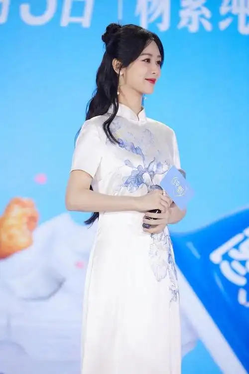 杨紫白色旗袍优雅时尚写真,一颦一笑尽显温婉气质.