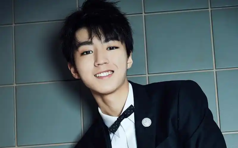 王俊凯帅气杂志封面写真图片桌面壁纸