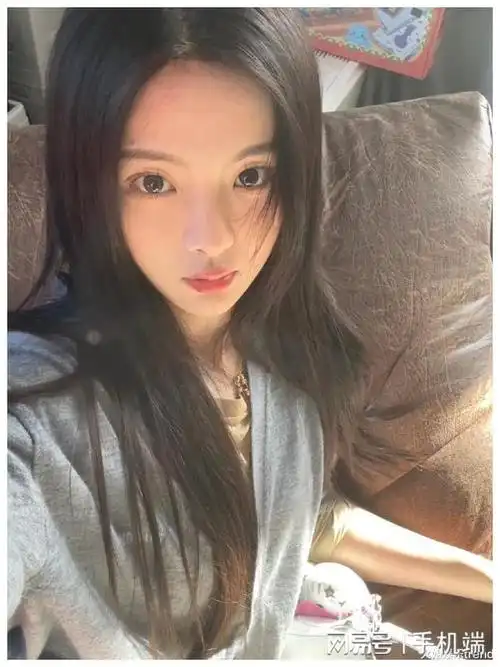 杨超越清新自然女友感外貌与性格俱佳