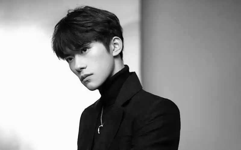 超帅易烊千玺壁纸_帅气偶像易烊千玺