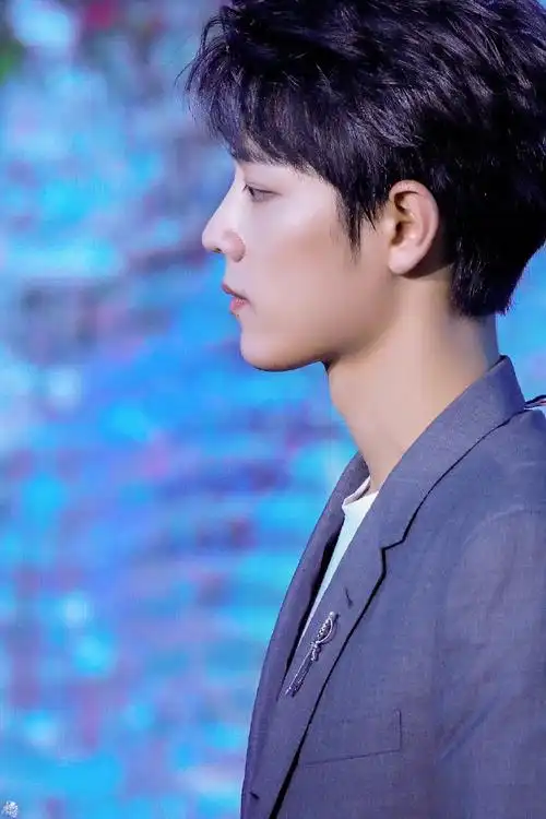 第一排,第三排:2018年第二排,第四排:2022年#肖战