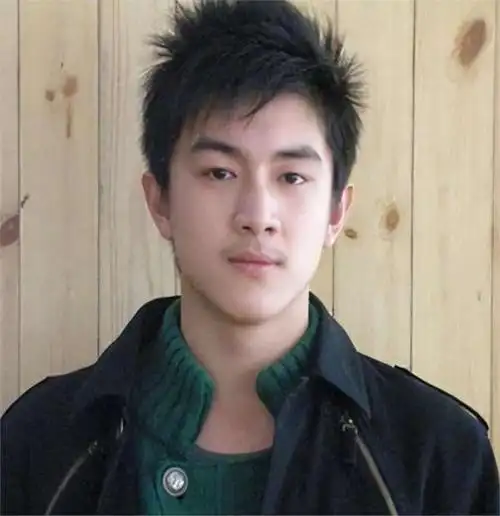 在他的学生时代,高大帅气的林更新一直是"校草",这使得他对自己的外貌