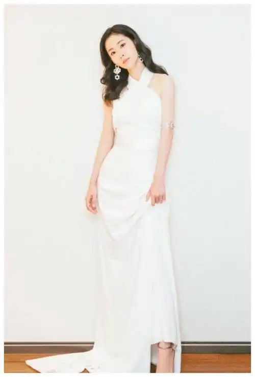 原创张碧晨有多任性女生恨不得秀出来的靴子她藏起一半显腿短