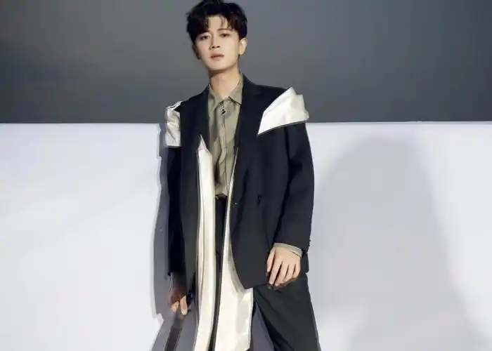 任嘉伦男装时尚出圈,西装带飘带还镶腰带,不愧是古装男神