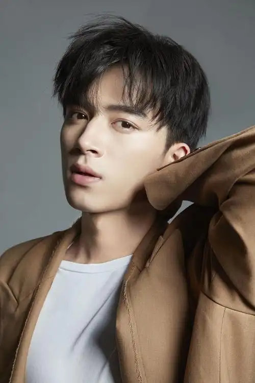 于正家00后小生王星越新戏杀青出道就搭档任嘉伦白鹿卜冠今来压爆扑