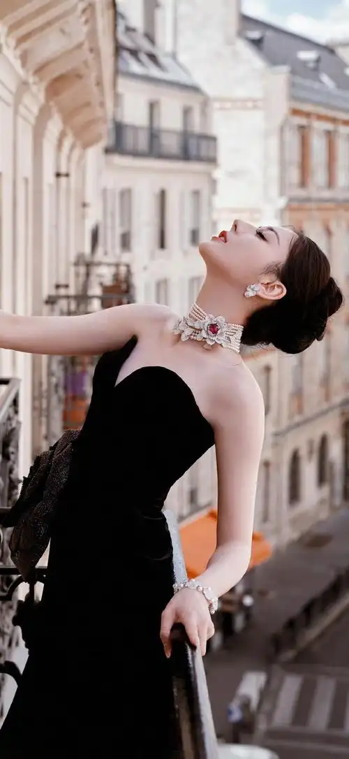 迪丽热巴身着黑色抹胸礼裙,深v设计凸显她曼妙身材,美出新高度