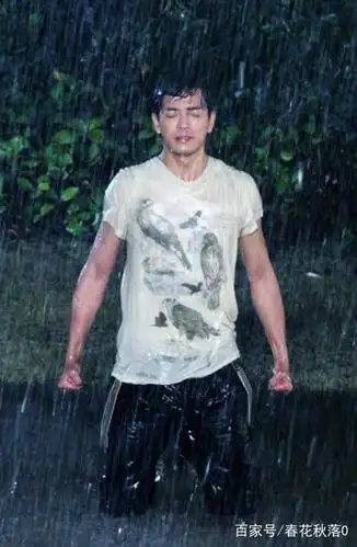 被大雨淋湿失恋的男人