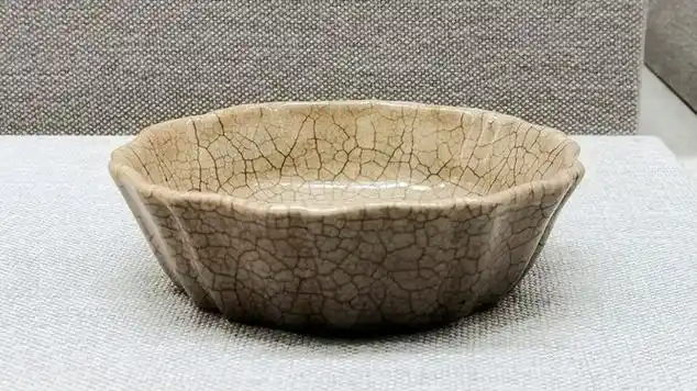 故宫典藏珍宝宋代哥窑米黄釉葵花式洗美得令人心醉