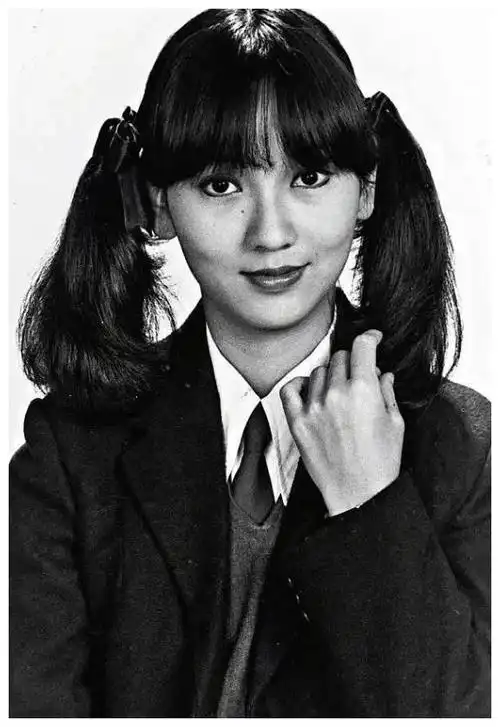 赵雅芝旧照曝光,扎马尾梳空气刘海超显嫩,颜值40年来没变过