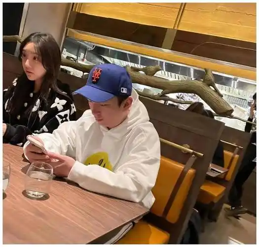 王思聪带美女逛街被拍女生身份被扒疑是现女友的闺蜜