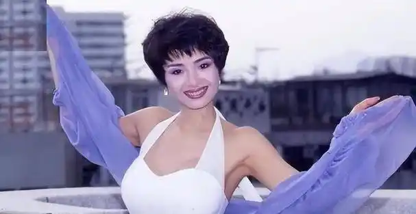 近日,57岁的叶子楣以一组商演照片出现在公众视线中,引发了