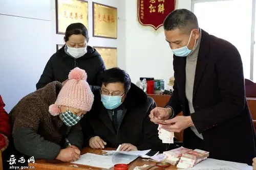 农民工排队领取拖欠已久的工资