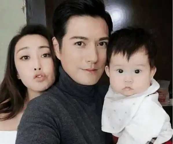 杨子珊和丈夫照片86年的杨幂(前夫刘恺威),白冰(前夫丁一),杨子珊(吴