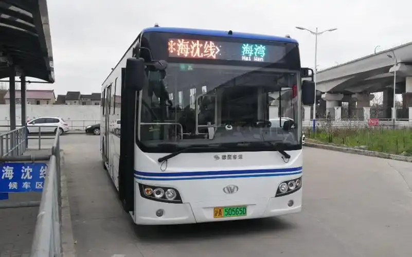 (奉贤客运)上海海沈线公交车终点站沈杜公路地铁站离站(沈杜公路地铁