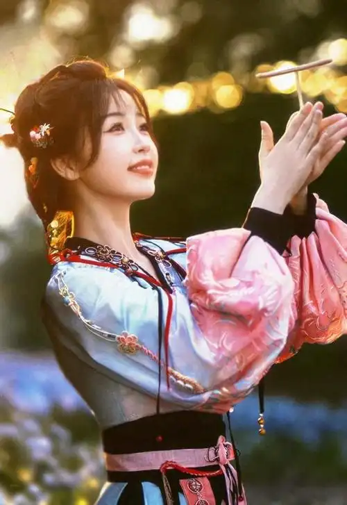 240216情人节献礼虞书欣以古装新妆传递节日祝福与财运