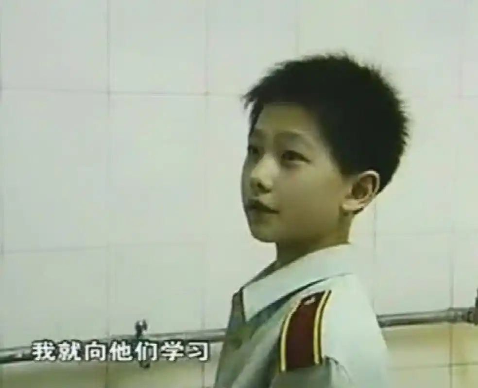 网友扒出了杨洋小时候在军校的照片,当时看着还挺好的呀,怎么长大就油