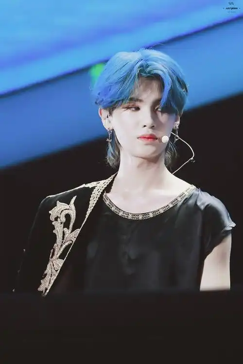 黄明昊justin蓝发