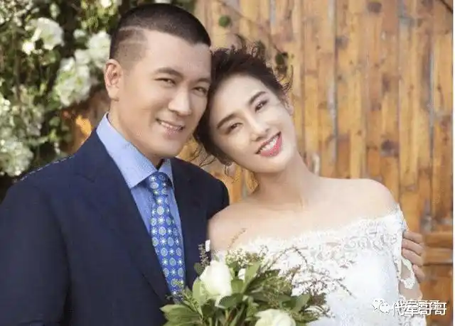 至此,杨子终于对外承认了黄圣依的身份,两人早已在2007年就结了婚.