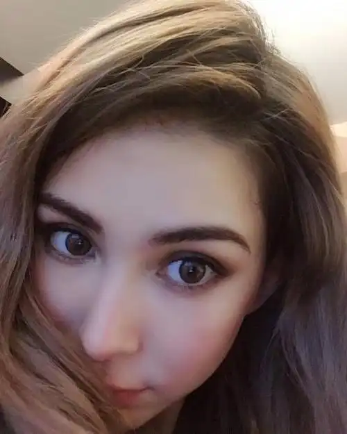 昆凌晒高能泳池自拍眉毛浓才能hold住一切素颜照