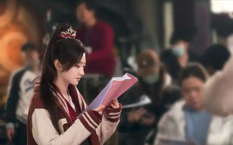 33岁景甜近照曝光,新剧杀青绑着高马尾干净利落,唯独感情意难平