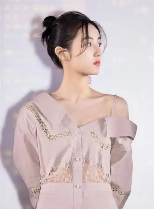 张子枫瘦了后简直美到开挂!露肩裙秀完美锁骨,香肩半露太撩人!