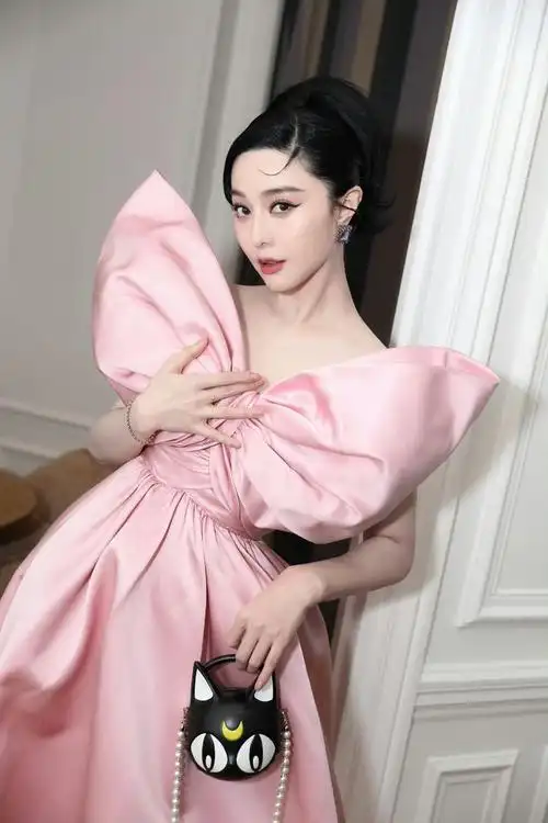 范冰冰今日美图送达高贵娇俏猫系公主和暗系典雅蝴蝶仙