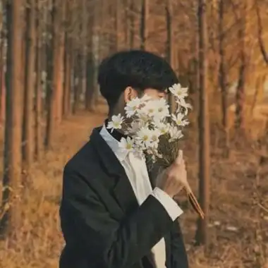 情侣头像捧花遮脸高清文艺的情侣头像一男一女捧花图片