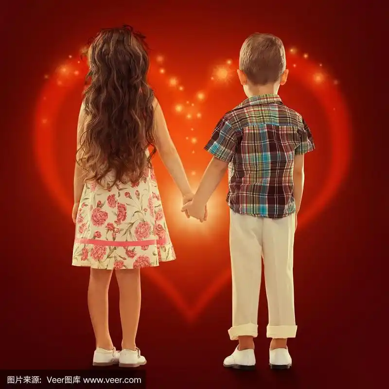 小孩手牵着手的背影