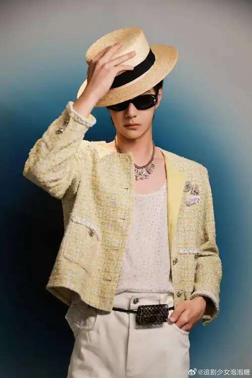 工作室晒王一博gq红毯造型,法式礼帽帅气复古