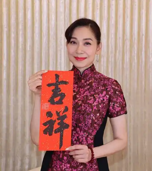 邝美云送吉祥 曾受赠陈志雄国画广州市花红棉_活动_华人_名人