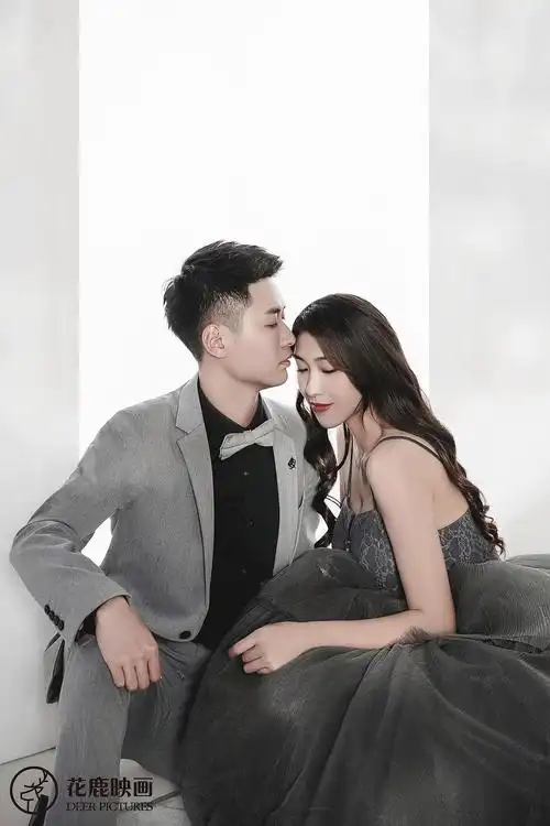 含蓄高雅的月辉婚纱照2021新款主纱风格