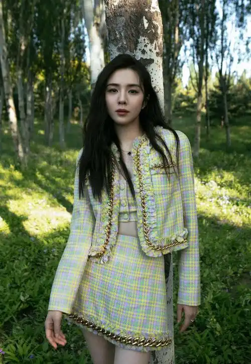 6月2日,演员王晓晨在网络平台发文,称"自在,独行",并配图多张个人生活