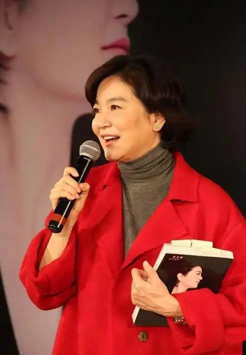 莫言的偶像,琼瑶剧最美女主角,69岁林青霞不慌不忙,精彩才开始