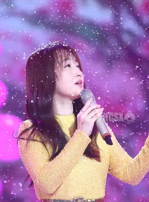 跨年收视女王杨钰莹亮相广州录制珠江春晚笑眼弯弯好美好甜