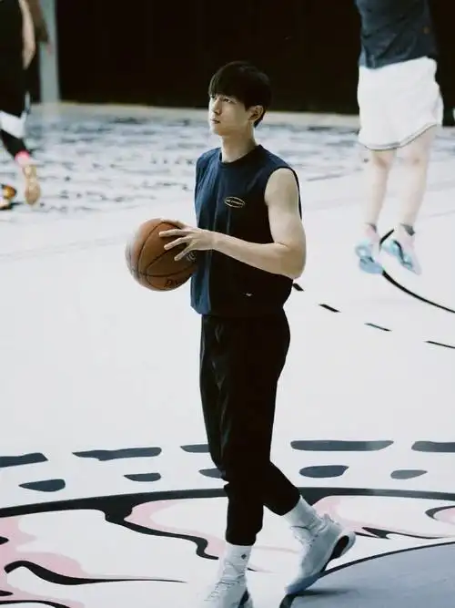 这肌肉线条我好喜欢哥哥打球好帅李现