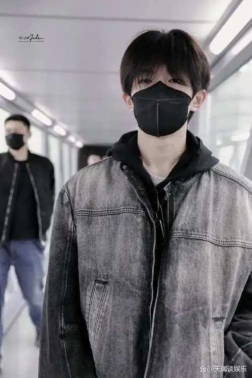 近日,备受瞩目的tfboys成员易烊千玺在机场引起了一阵轰动.