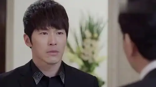 拥抱幸福:白宇天看到仲聆来,要撵他出去,永荷红樱拦着