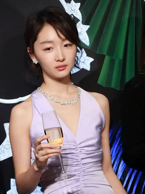 女神周冬雨,天真可爱,十分顽皮!