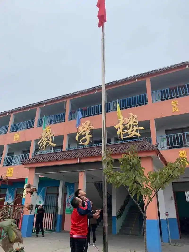 心怀感恩 励志成才——鹿邑县高集乡惠民学校举行升旗仪式