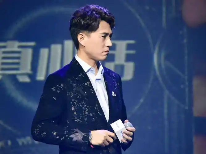 西装风靳东气场十足,节目上对粉丝"嘟嘟嘴",原来大叔也爱萌_形象_西服