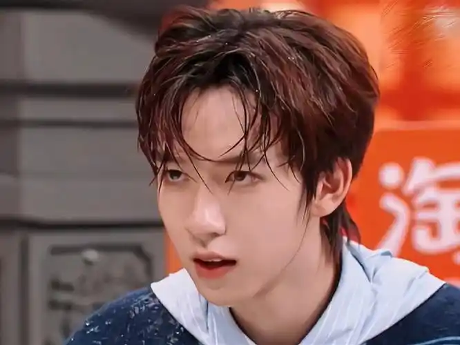 湿发简直就是贺峻霖的猎鲨时刻.  #贺峻霖被包子咬了