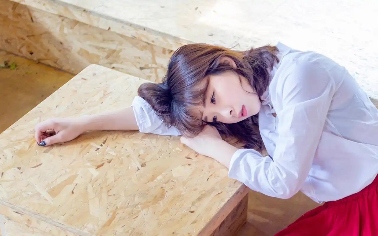 清纯短发美女夏日写真桌面壁纸