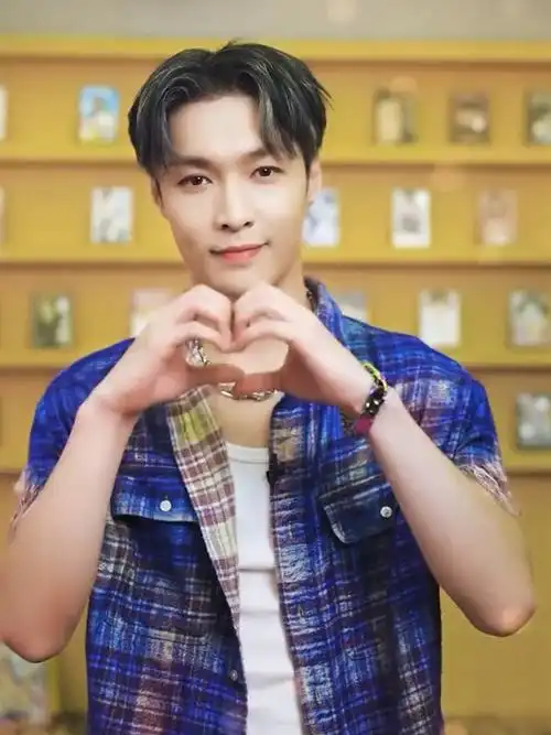 来自张艺兴的比心