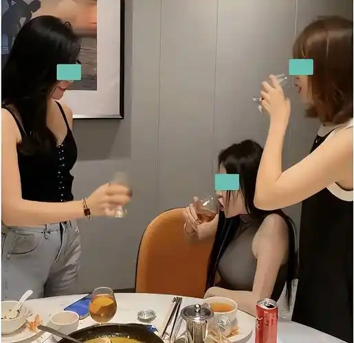 聚餐结束后,醉酒的小秋回到车上休息,而没有喝酒的闺蜜则负责照顾她.