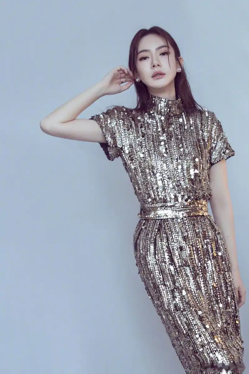 戚薇以blingbling的亮片礼服闪耀红毯!