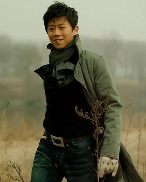 的夏雨对于父母一事心中满是伤痕,他不明白别人的父母都陪着孩子长大