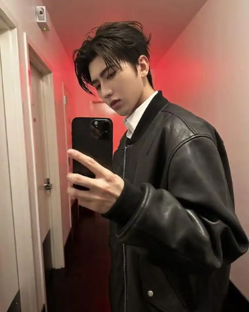 蔡徐坤照片不是我# 蔡徐坤否认了与另一位姓w的女子的亲密照片,他