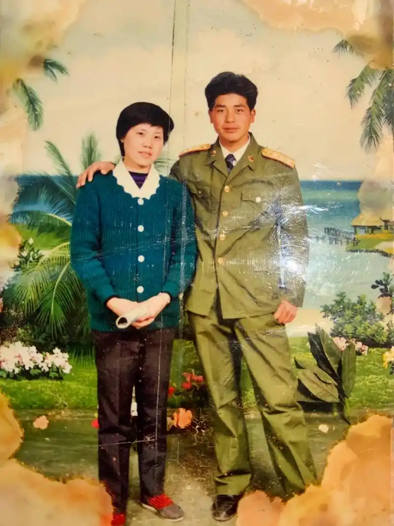 爸妈年轻时的神仙颜值.#在那个没有美颜的年代 父母的老照片温 - 抖音