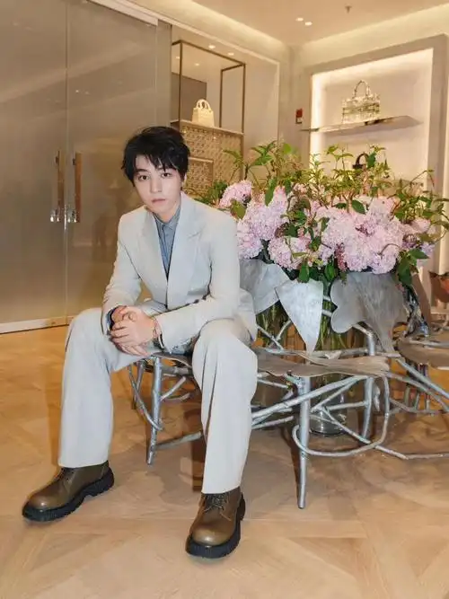 王俊凯亮相活动一身浅色西装俊朗帅气的少年