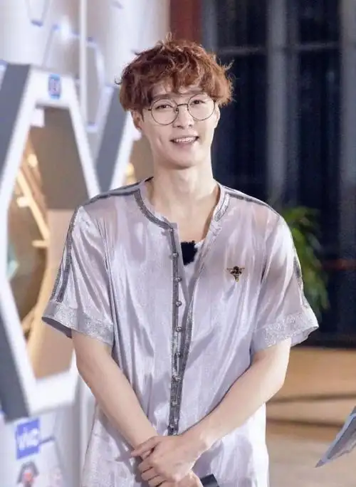 回归极限挑战张艺兴棕色卷发锅盖头搭配眼镜全新造型太帅气